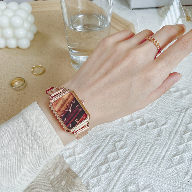 Live Streaming Hot-Selling Retro Elegant Women's Watch High-Value High-End Retro Small Square Quartz Wristwatch Wholesale